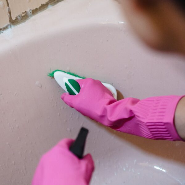 cleaning a tub