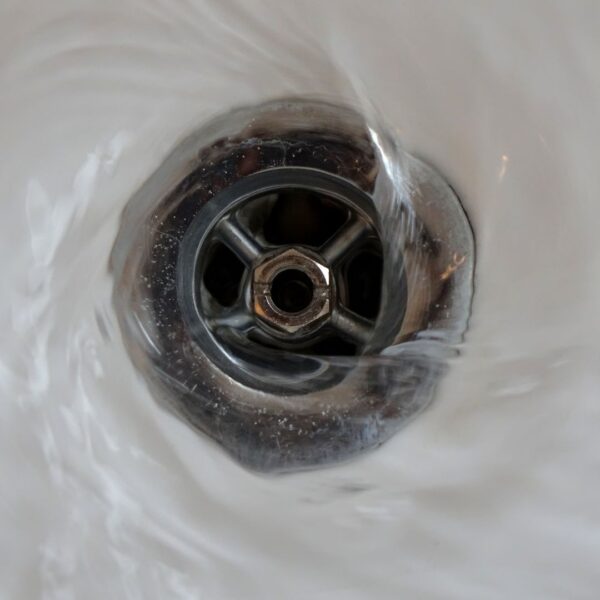 drain in cold plunge