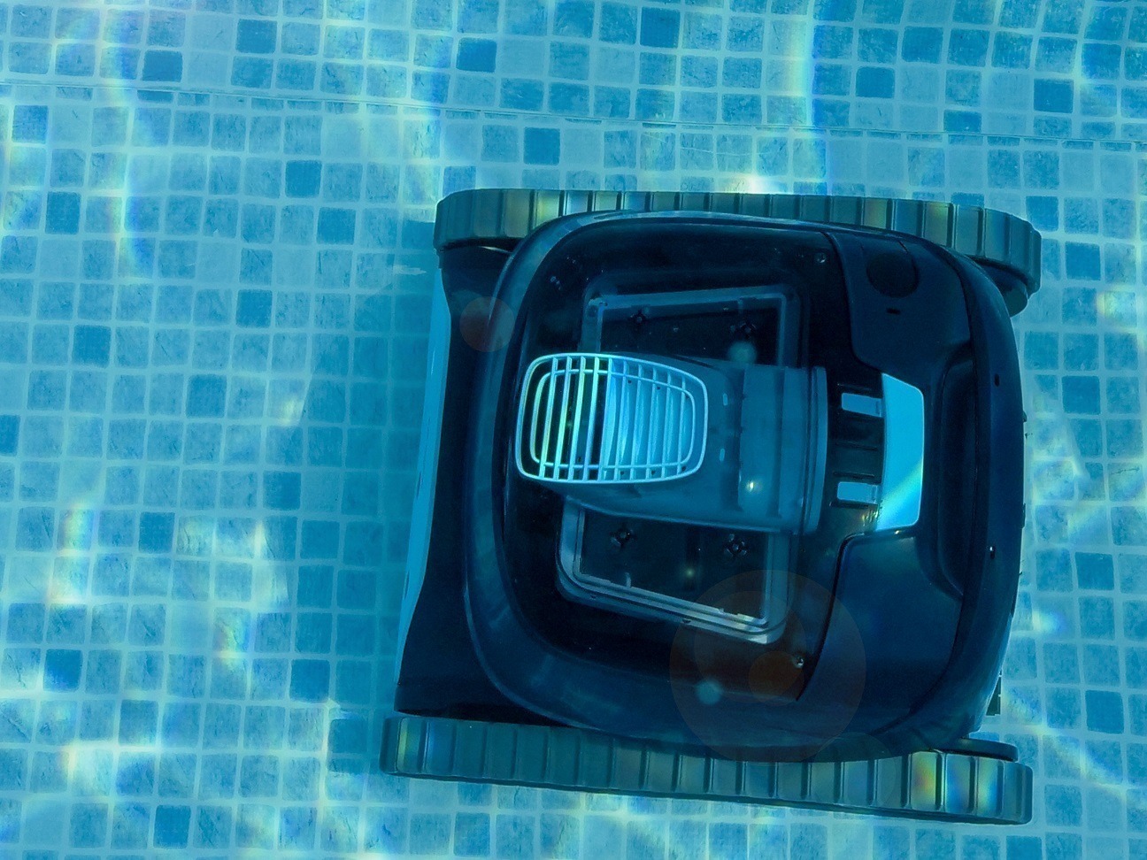 Dolphin Liberty 200 Wireless, Automatic Pool Cleaner - Image 2